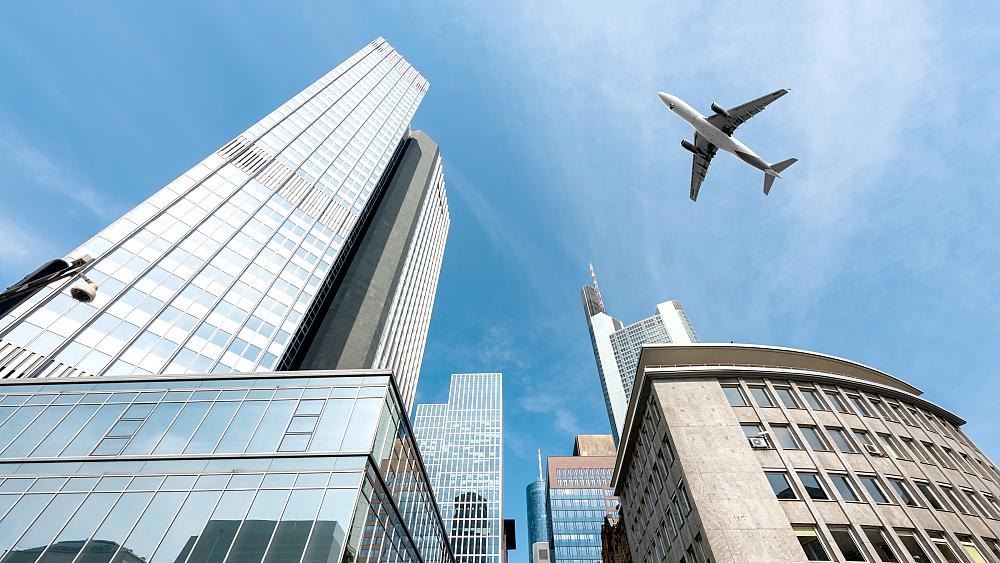 Foto Flugzeug über Frankfurt (Quelle: iStockphoto / Prasit Rodphan)