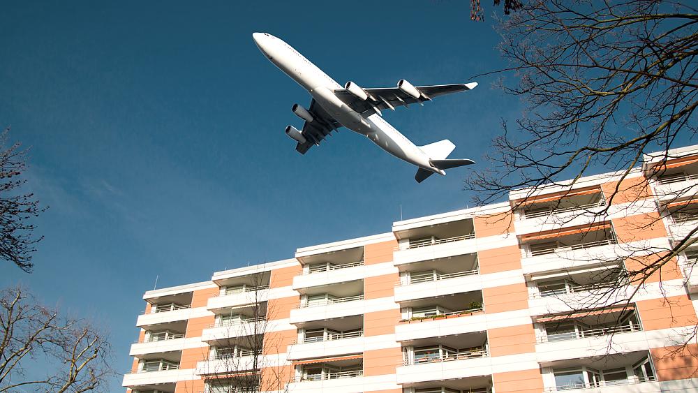 Foto Flugzeug über Haus (Quelle: Fotolia / mitifoto)