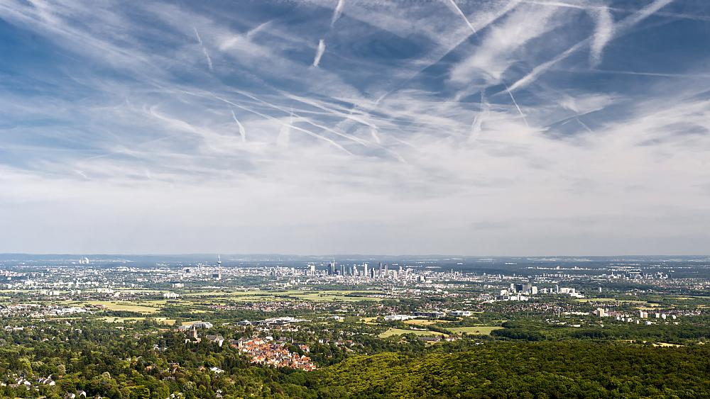Foto Frankfurt und Umgebung mit Kondensstreifen (Quelle: Fotolia / Der Knipser)