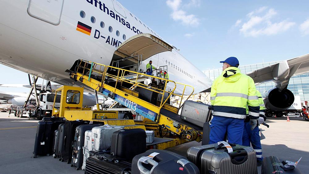 Beladung eines Flugzeugs mit Gepäckförderband (Quelle: Fraport AG, Fototeam Stefan Rebscher)