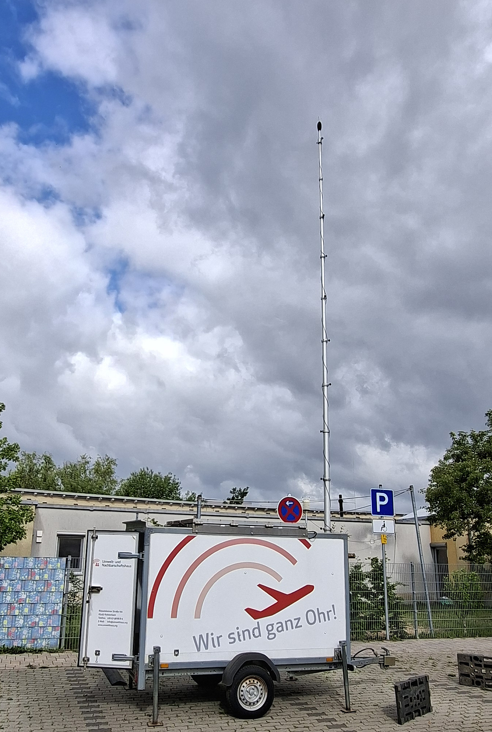 Mobile Fluglärmmessstation (Quelle: UNH)